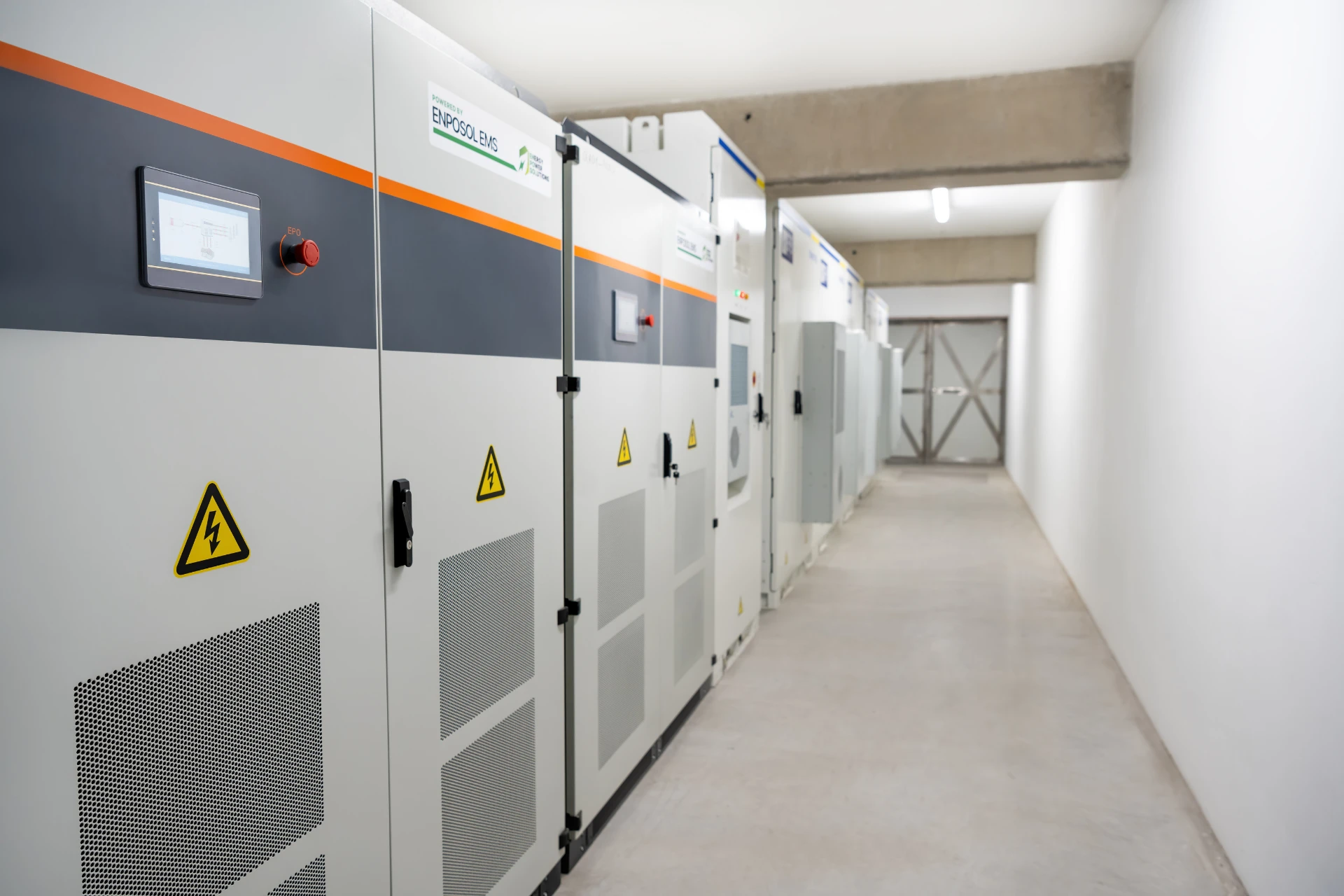 Interiér bateriového úložiště energie BESS od společnosti ENPOSOL