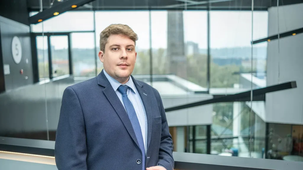 Generální ředitel společnosti Enposol v moderním kancelářském prostředí